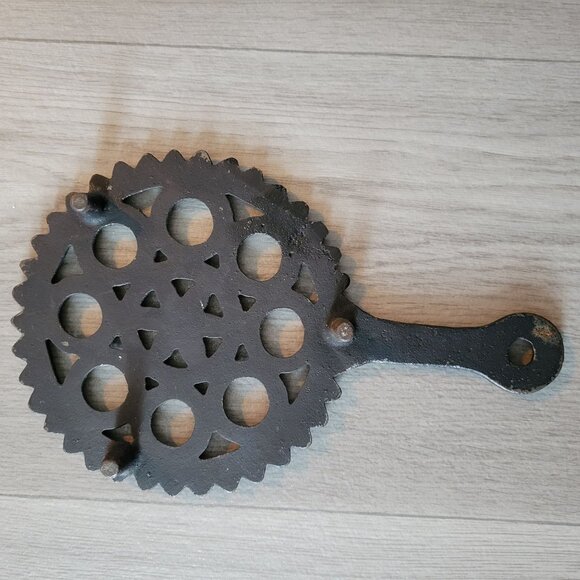 Vintage Cast Iron Trivet With Ornate Design & Handle - Picture 4 of 7